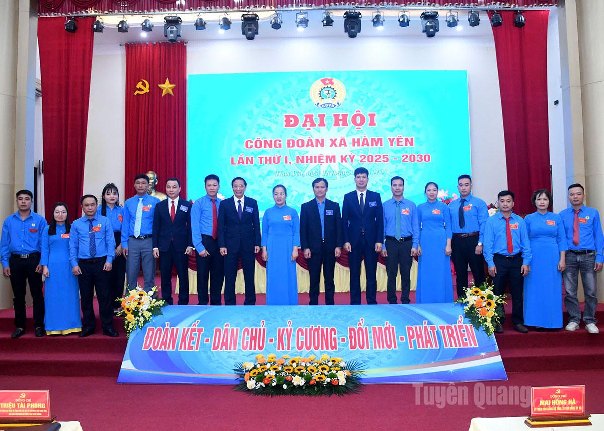 رفیق تریو تای فونگ، عضو کمیته اجرایی حزب در استان، نایب رئیس کمیته جبهه میهنی استان و رئیس فدراسیون کارگری استان، با کمیته اجرایی جدید اتحادیه کارگری کمون هام ین عکس گرفت.