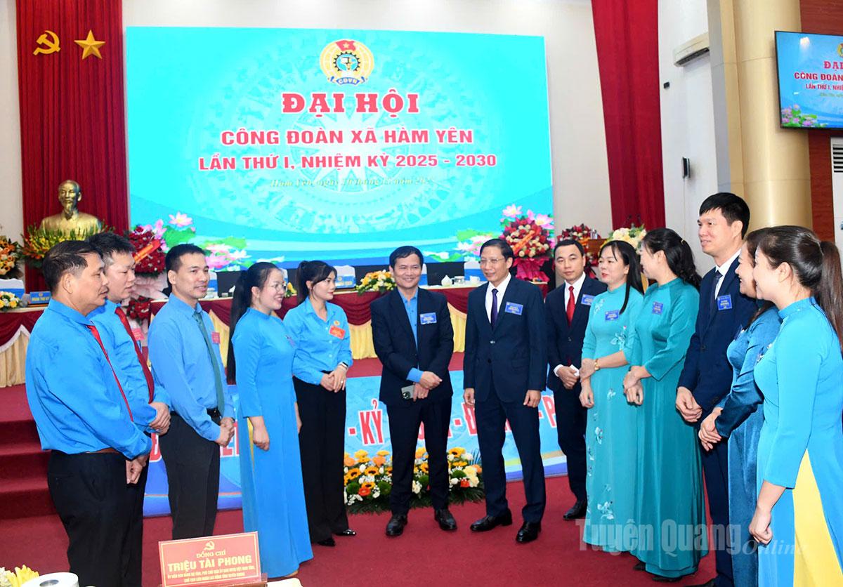 نمایندگان در کنگره با اعضای اتحادیه و کارگران کمون هام ین تبادل نظر کردند.