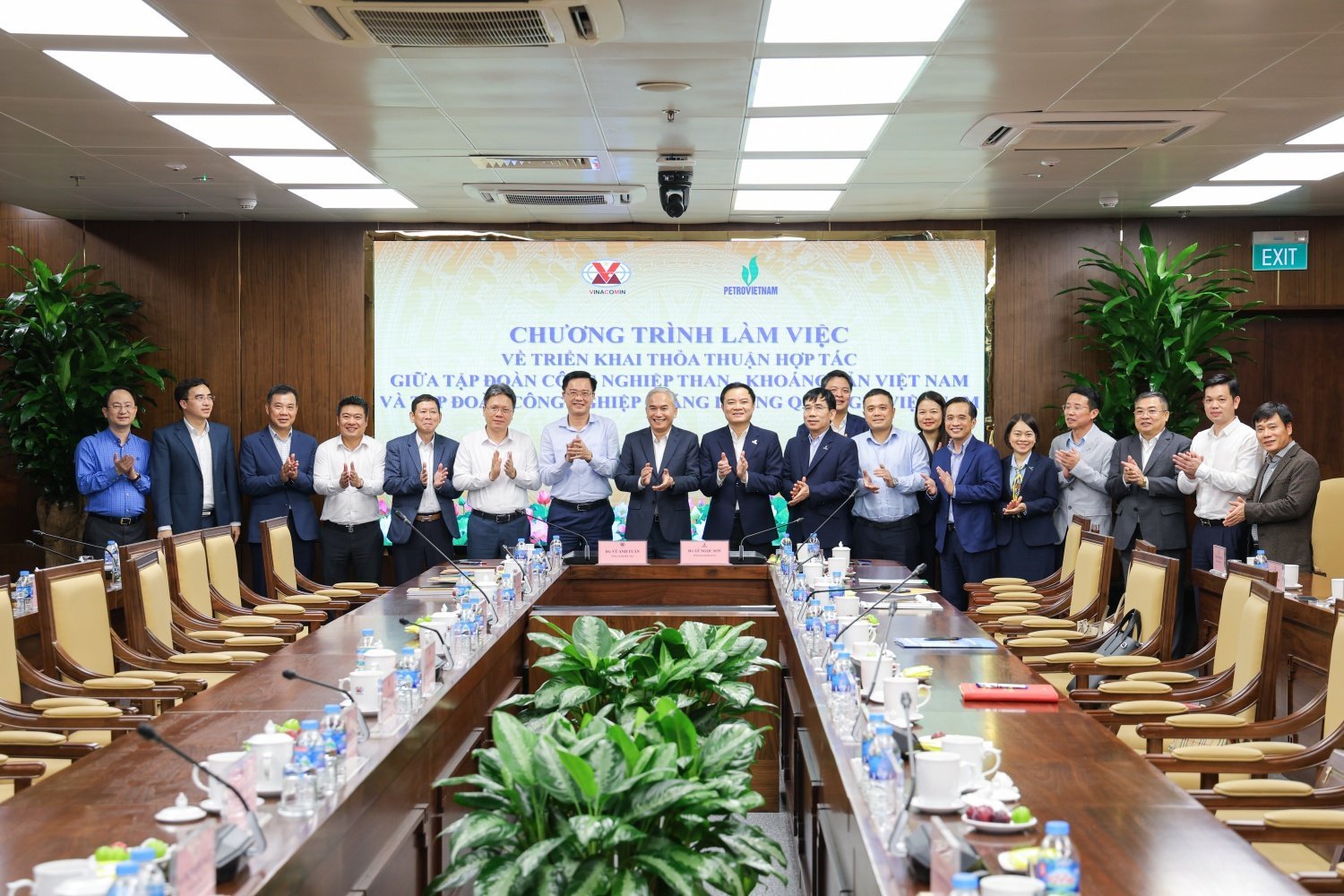 Lãnh đạo Petrovietnam, TKV và các đơn vị thành viên tại buổi làm việc. Ảnh: Petrovietnam.