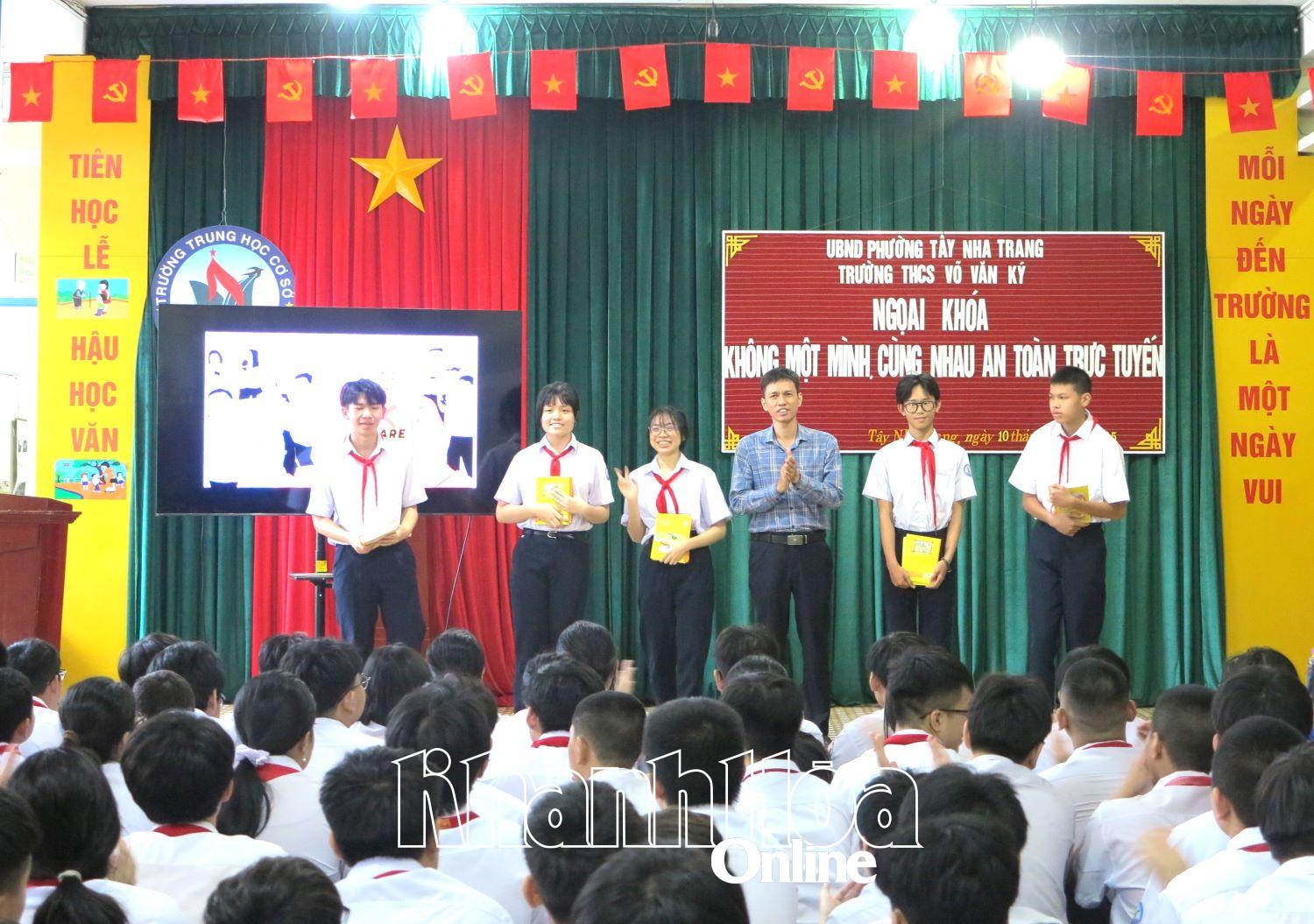 طلباء پروگرام سے تحائف وصول کرتے ہیں۔