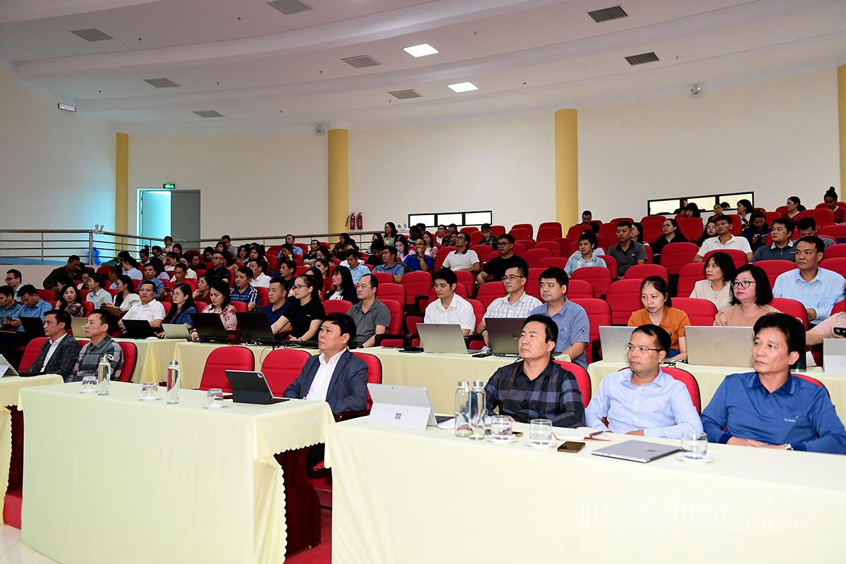 Eğitime, İl Parti Komitesi üyesi, Parti Sekreteri, İl Gazetesi, Radyo ve Televizyonu Genel Yayın Yönetmeni, İl Gazeteciler Derneği Başkanı Yoldaş Mai Duc Thong ile diğer liderler ve yetkililer katıldı.