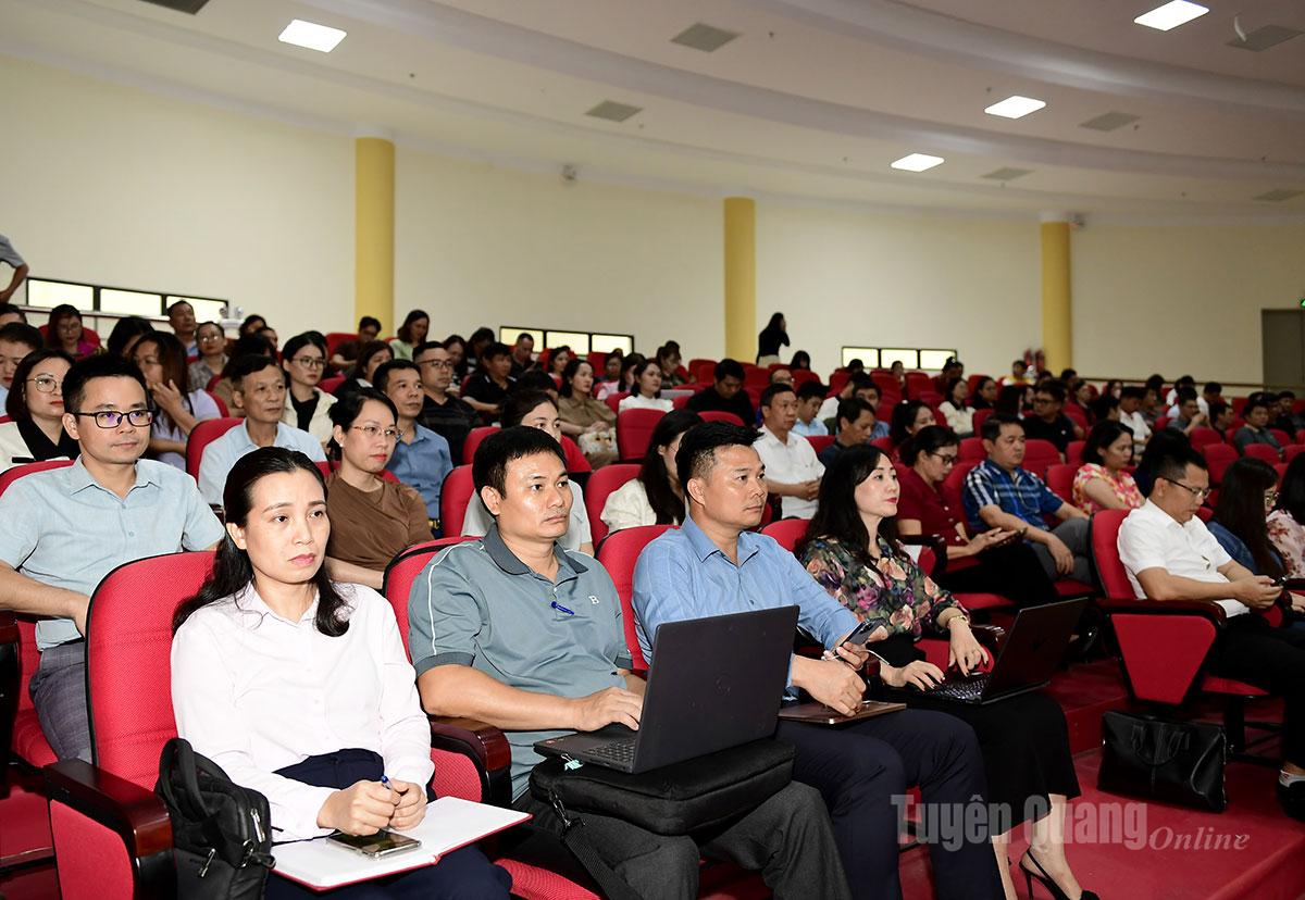 Eğitime çok sayıda öğrenci katıldı.