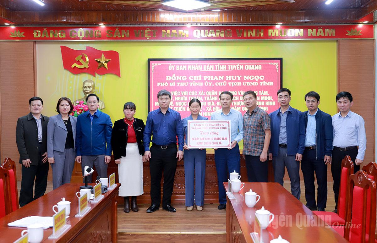 پراونشل پیپلز کمیٹی آفس کے رہنماؤں نے کمیونز کو فوونگ ڈونگ انویسٹمنٹ اینڈ ڈیولپمنٹ جوائنٹ اسٹاک کمپنی کی حمایتی علامتیں پیش کیں۔