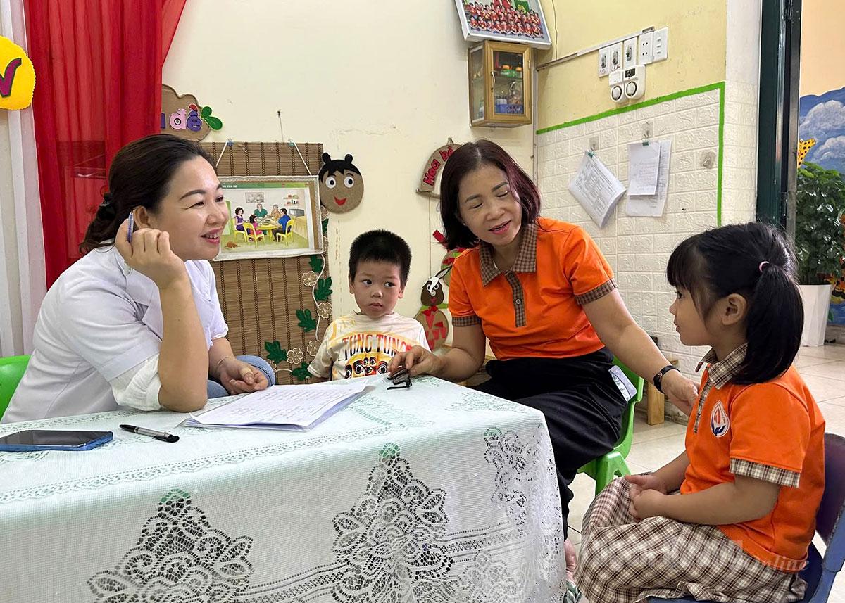 វេជ្ជបណ្ឌិត​មក​ពី​មន្ទីរពេទ្យ​ស្តារនីតិសម្បទា Huong Sen ធ្វើការ​ពិនិត្យ​មើល​នៅ​សាលា​មត្តេយ្យ Doi Can ឃុំ Binh Thuan។