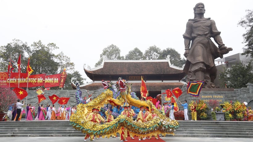 Lễ hội Gò Đống Đa (Hà Nội) được tổ chức long trọng hằng năm để tưởng nhớ người Anh hùng Quang Trung cùng nghĩa quân Tây Sơn và nhân dân đương thời đã chiến đấu bảo vệ nền độc lập của dân tộc. (Ảnh: Sở Văn hóa và Thể thao Hà Nội)