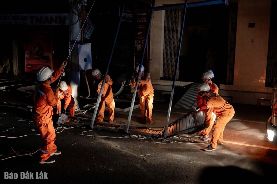 तूफान समाप्त होने के बाद रात में श्रमिकों ने बिजली की तारों में उलझे लोहे और पेड़ों को शीघ्रता से हटा दिया।