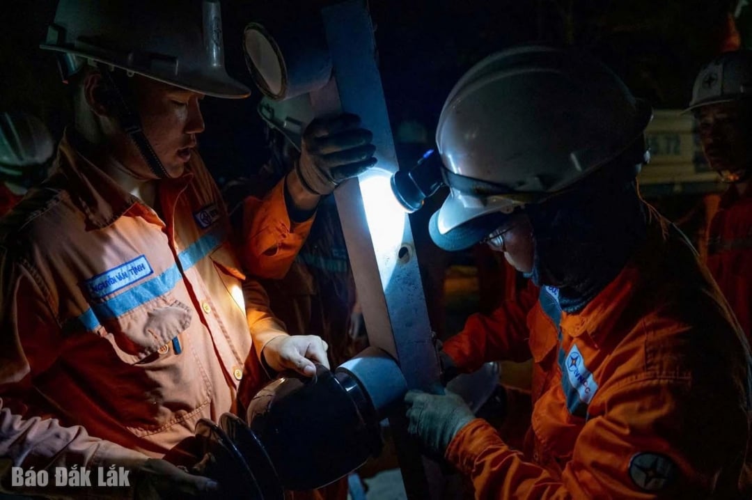 लोगों को शीघ्र बिजली उपलब्ध कराने के लिए बिजली कर्मचारी रात में लगातार अतिरिक्त समय तक काम करते हैं।