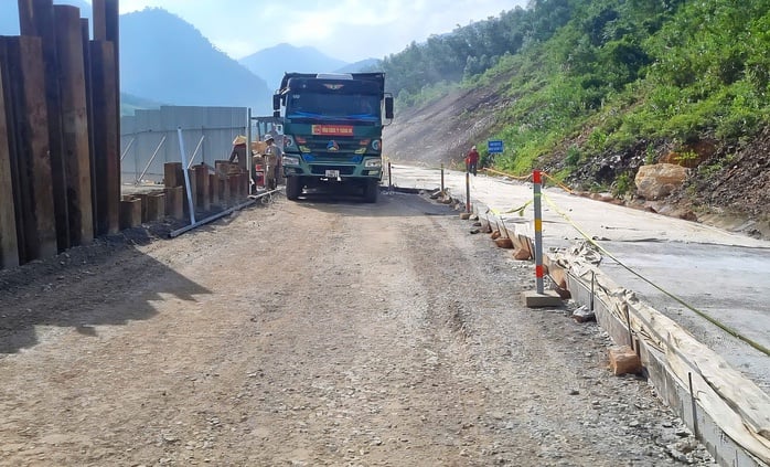 Sạt lở đất cao tốc Huế - Đà Nẵng: Phương án điều tiết giao thông tạm thời - Ảnh 1.