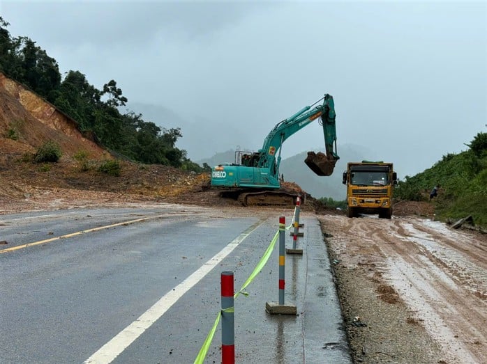 Sạt lở đất cao tốc Huế - Đà Nẵng: Phương án điều tiết giao thông tạm thời - Ảnh 2.