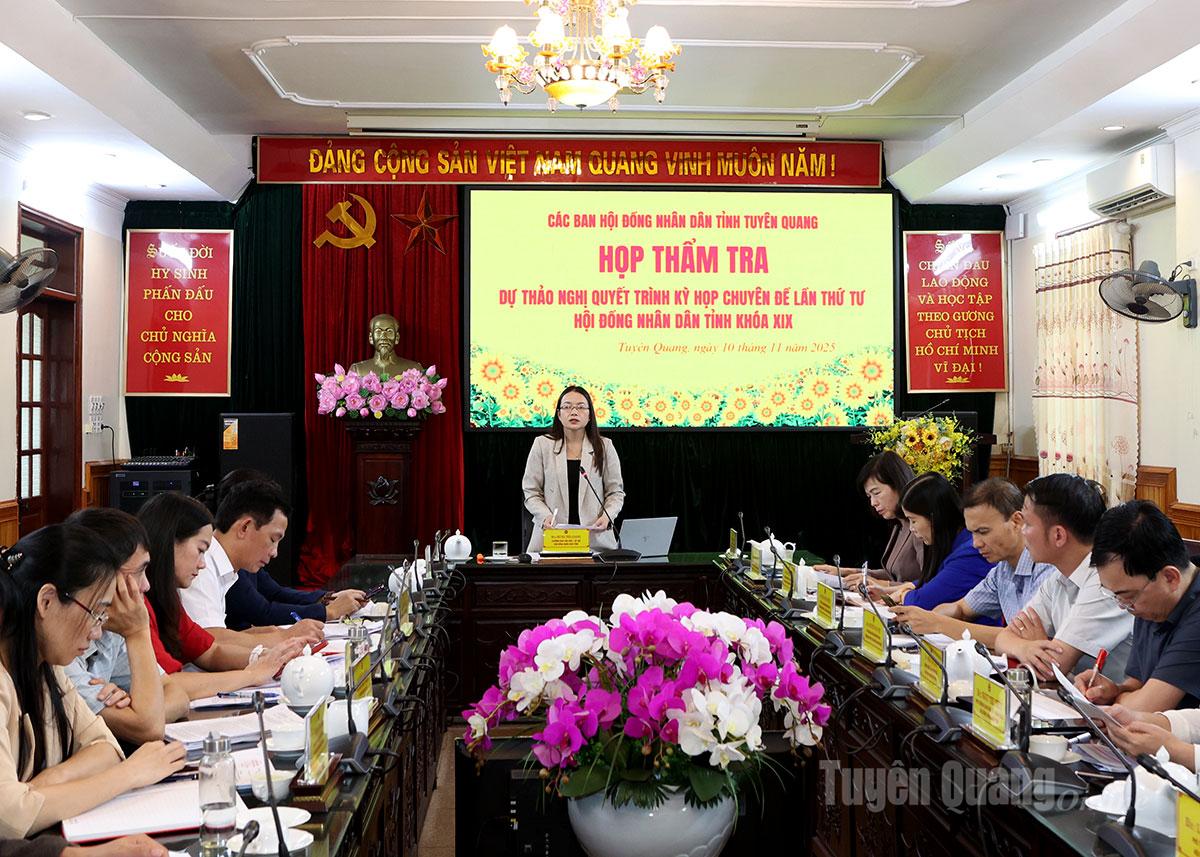 זירת ישיבת הסקירה של הוועדה התרבותית-חברתית של מועצת העם המחוזית.