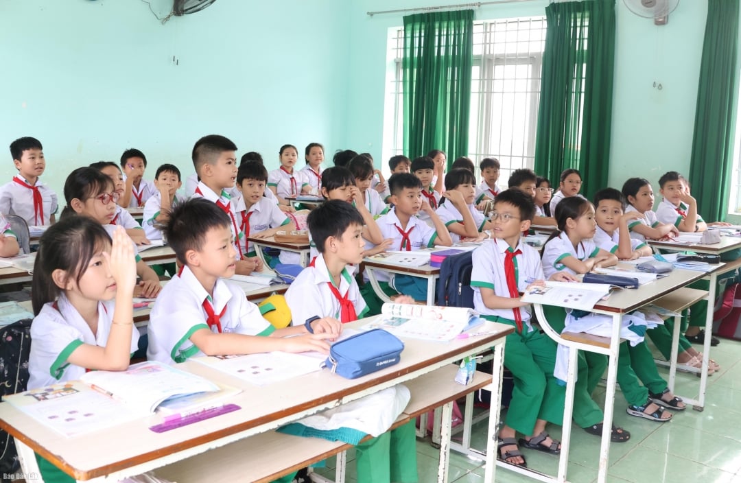 Ordinarie skoltider för elever på Vo Thi Sau Primary School, Buon Ma Thuot-distriktet.