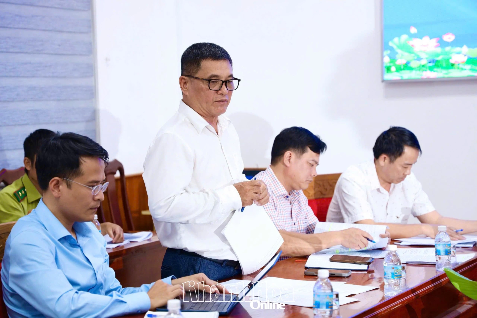 Ông Đặng Hữu Tài - Giám đốc Ban Quản lý dự án Đầu tư xây dựng các công trình nông nghiệp và giao thông tỉnh báo cáo tiến độ các dự án giao thông do ban làm chủ đầu tư
