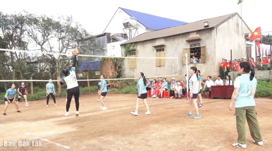 Los pueblos y aldeas juegan al voleibol para crear un ambiente alegre y de cohesión durante el festival.