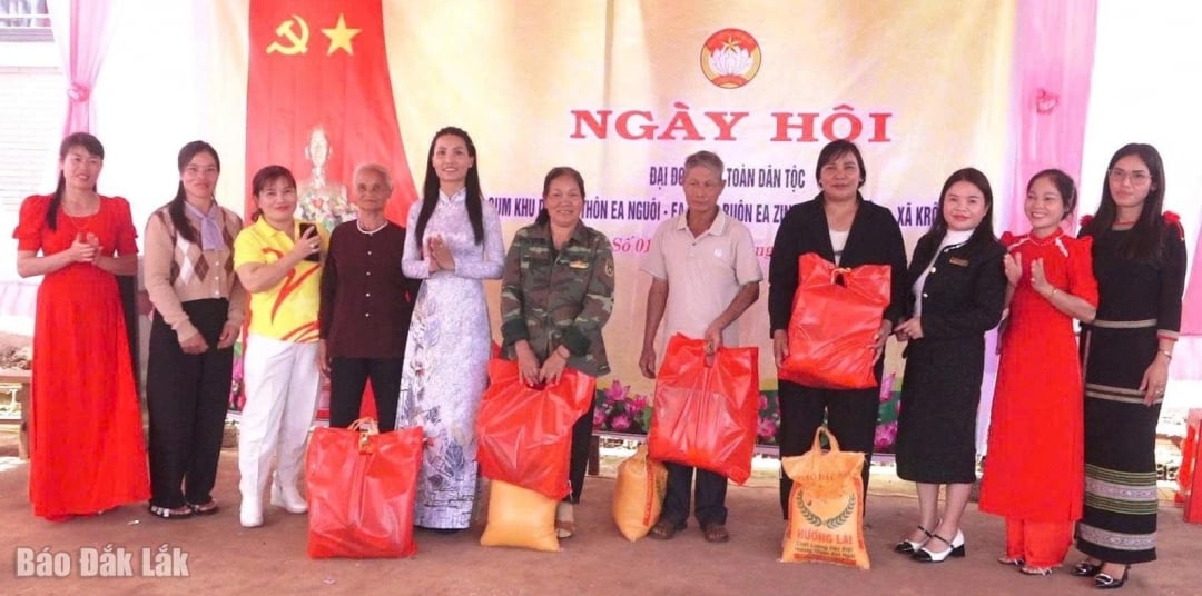 Los hogares en situación de dificultades reciben regalos del Comité Popular de la comuna de Krong Buk.