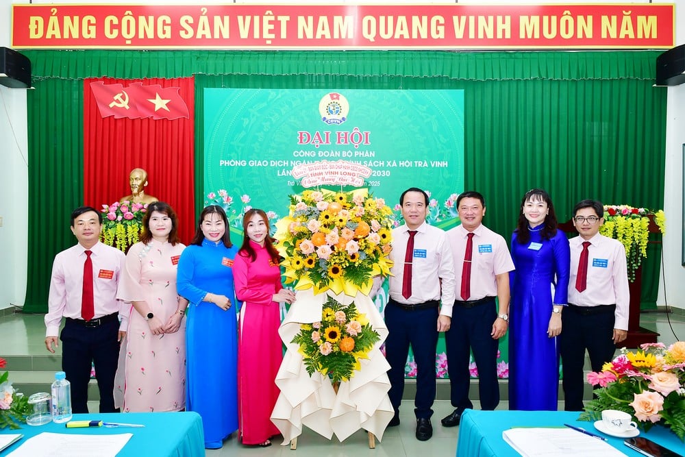 Ban Giám đốc chi nhánh NHCSXH tỉnh Vĩnh Long tặng hoa chúc mừng Đại hội.
