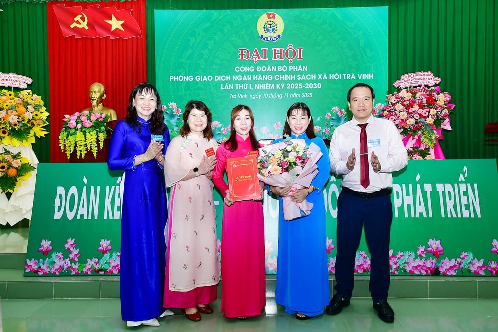 Ban Giám đốc chi nhánh NHCSXH tỉnh Vĩnh Long tặng hoa chúc mừng Ban Chấp hành CĐBP Phòng Giao dịch NHCSXH Trà Vinh.