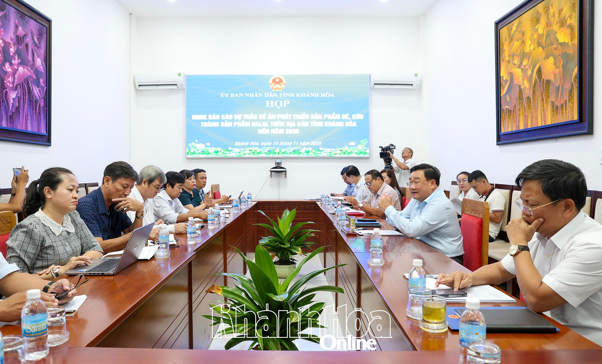 សមមិត្ត Trinh Minh Hoang ថ្លែងសុន្ទរកថាក្នុងកិច្ចប្រជុំ។