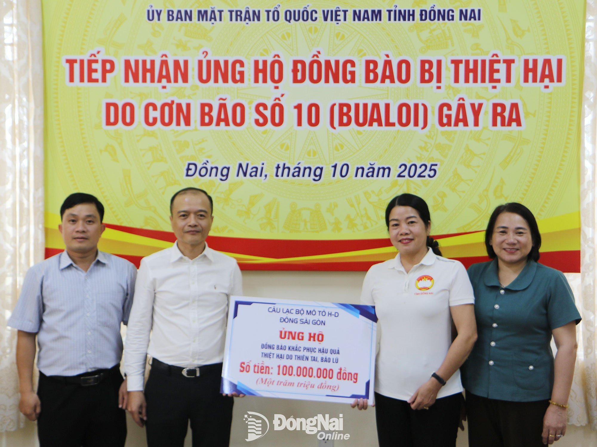 អនុប្រធានគណៈកម្មាធិការរណសិរ្សមាតុភូមិវៀតណាមខេត្ត Luu Thi Ha បានទទួលនិមិត្តសញ្ញាចំនួន 100 លានដុង ដែលផ្តល់ដោយក្លឹបម៉ូតូ H-D Dong Sai Gon ដើម្បីជួយឧបត្ថម្ភប្រជាជនក្នុងខេត្ត ក្រុងដែលរងគ្រោះដោយទឹកជំនន់។ រូបថត៖ Van Truyen