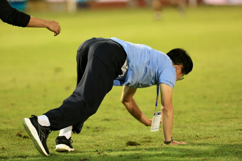 GĐKT Vũ Tiến Thành giải thích hành động bò dưới sân gây sốt, khi sao HAGL gỡ hòa nghẹt thở- Ảnh 3.