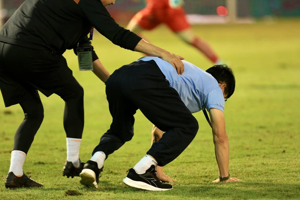 GĐKT Vũ Tiến Thành giải thích hành động bò dưới sân gây sốt, khi sao HAGL gỡ hòa nghẹt thở- Ảnh 4.