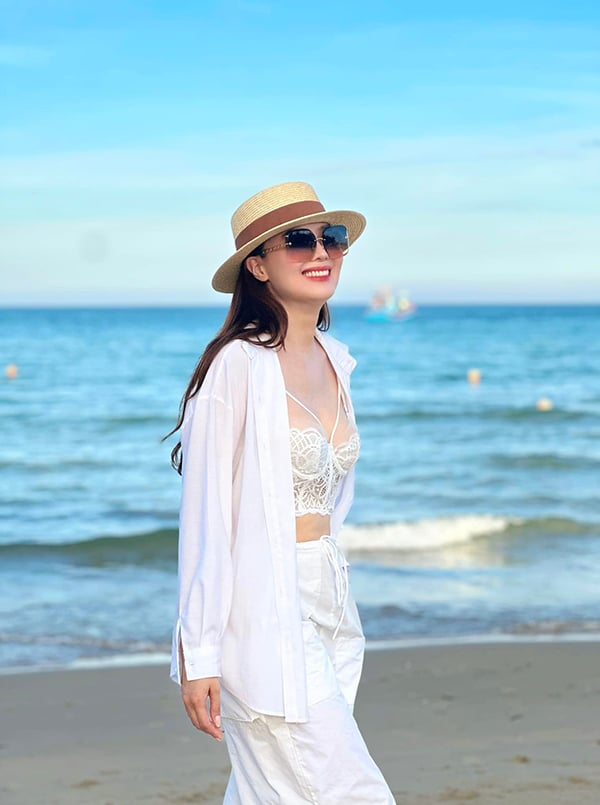 Hồng Diễm 'ăn gian' tuổi thật nhờ gu thời trang đời thực đáng tham khảo - Ảnh 2.