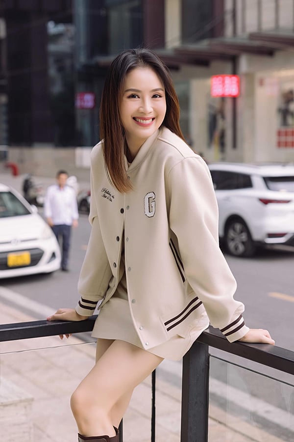 Hồng Diễm 'ăn gian' tuổi thật nhờ gu thời trang đời thực đáng tham khảo - Ảnh 4.