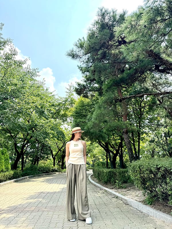 Hồng Diễm 'ăn gian' tuổi thật nhờ gu thời trang đời thực đáng tham khảo - Ảnh 6.