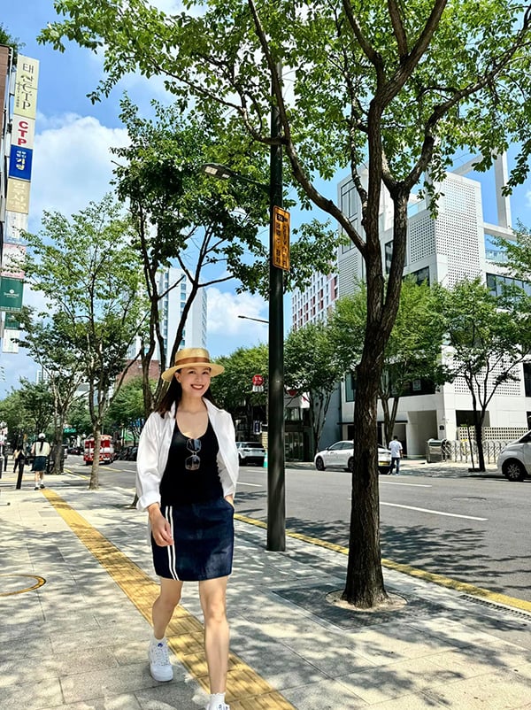 Hồng Diễm 'ăn gian' tuổi thật nhờ gu thời trang đời thực đáng tham khảo - Ảnh 7.