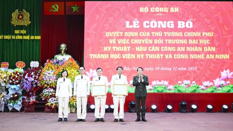 General Luong Tam Quang presenterade beslutet från ministeriet för offentlig säkerhet och blommor för styrelsen för Akademin för säkerhetsteknik och -teknik.