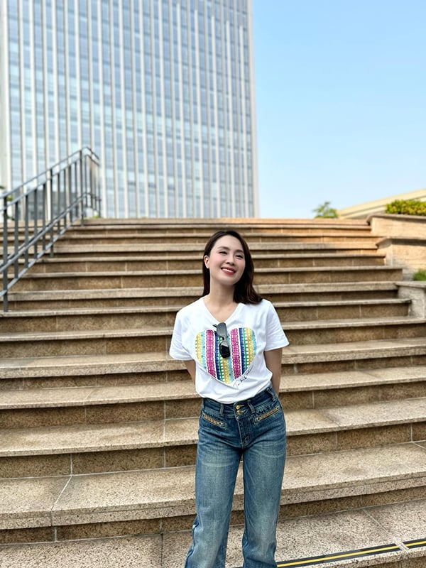 Hồng Diễm 'ăn gian' tuổi thật nhờ gu thời trang đời thực đáng tham khảo - Ảnh 8.