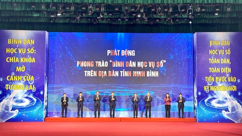 Delegatene utførte knappetrykkingsseremonien for å lansere bevegelsen «Digital folkeopplæring» i Ninh Binh-provinsen.