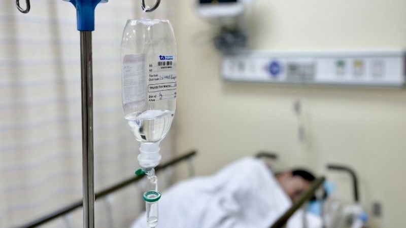 Пациенту с пищевым отравлением вводят жидкости внутривенно. (Фото: предоставлено больницей)