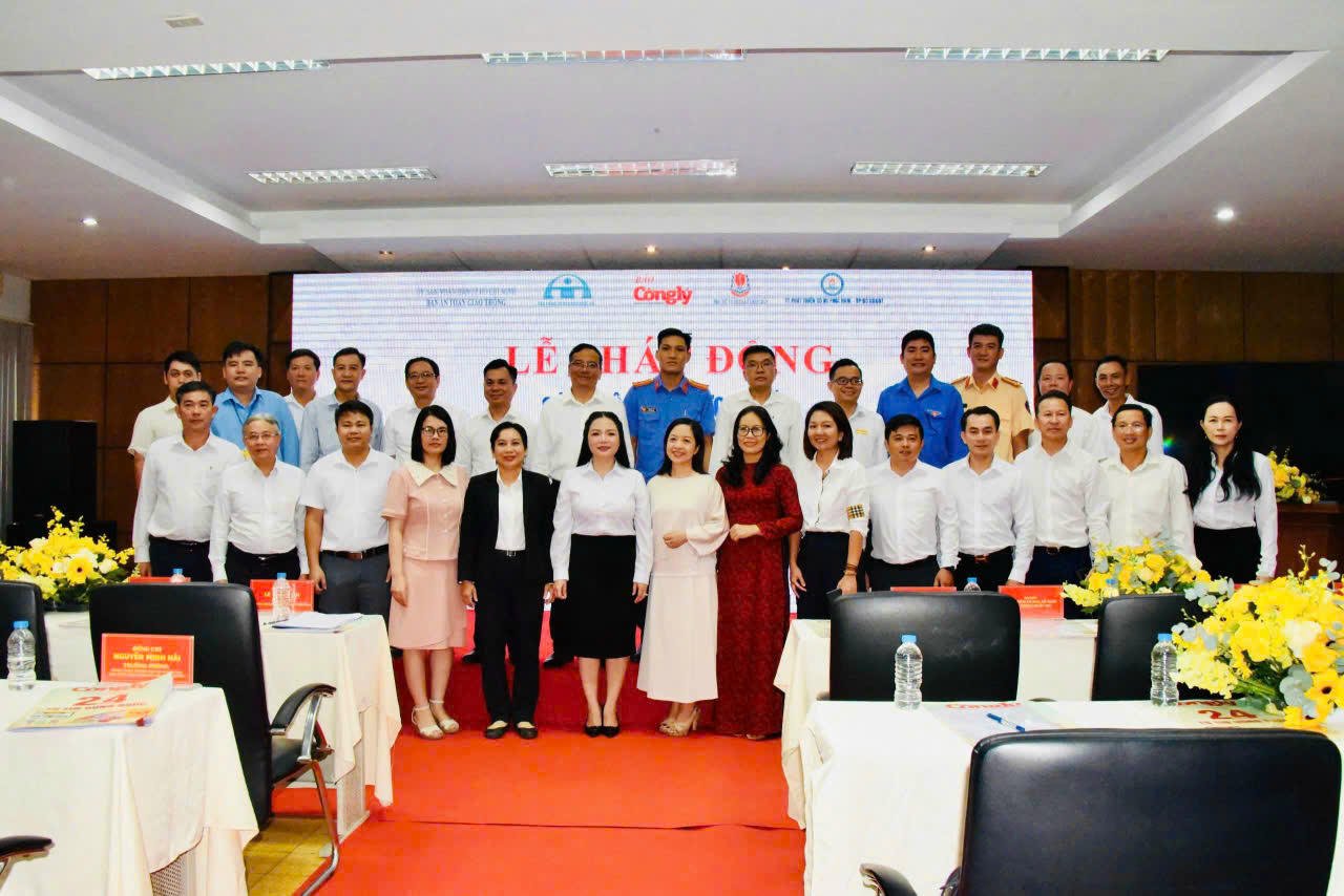 Các đại biểu tham dự chụp ảnh lưu niệm