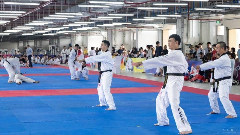 يؤدي المرشحون اختبارهم في امتحان الترقية الوطنية في هانوي.