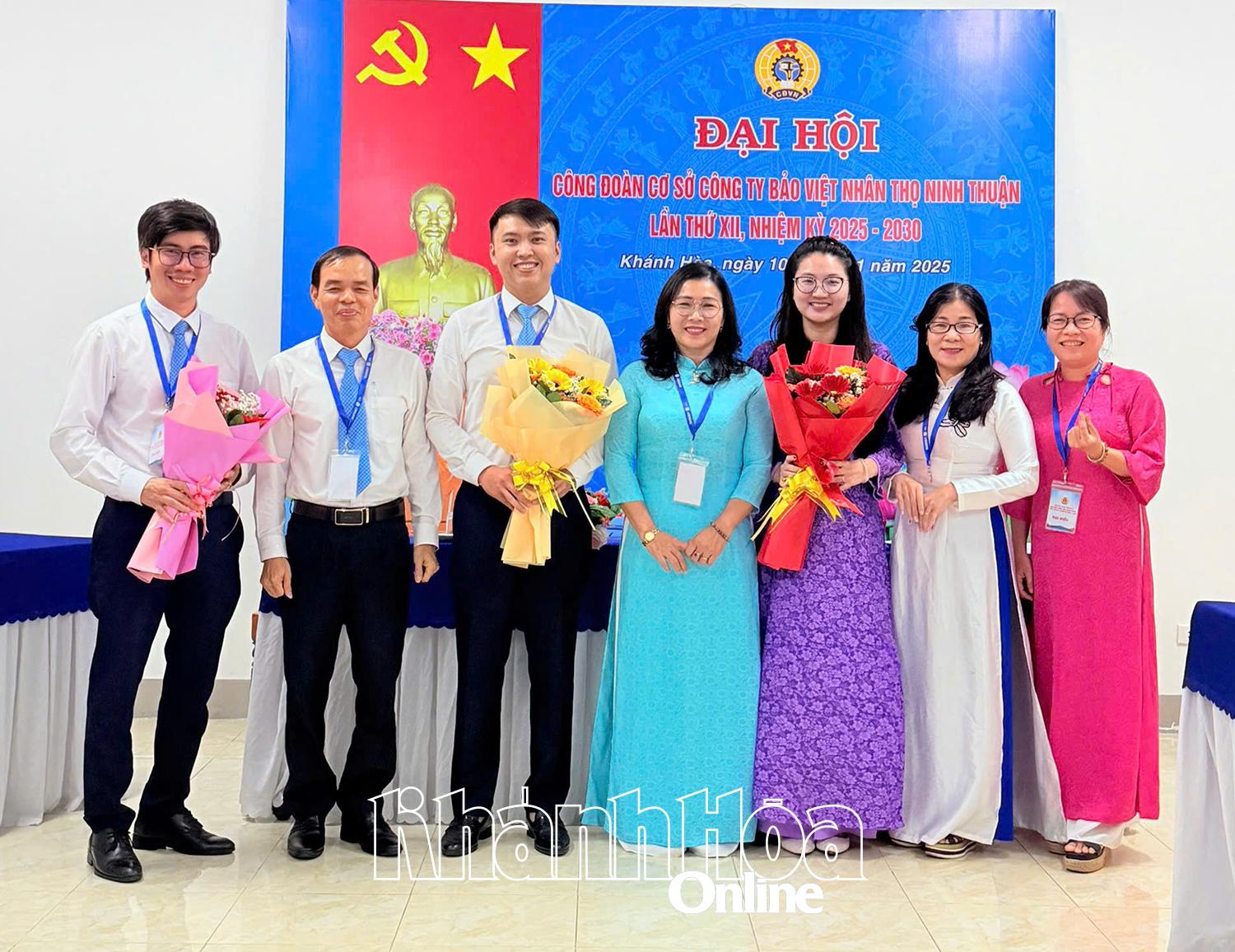 Para pemimpin Serikat Pekerja Distrik Dong Hai mempersembahkan bunga untuk memberi ucapan selamat kepada Komite Eksekutif Serikat Pekerja Perusahaan Jiwa Bao Viet Ninh Thuan untuk masa jabatan 2025-2030.