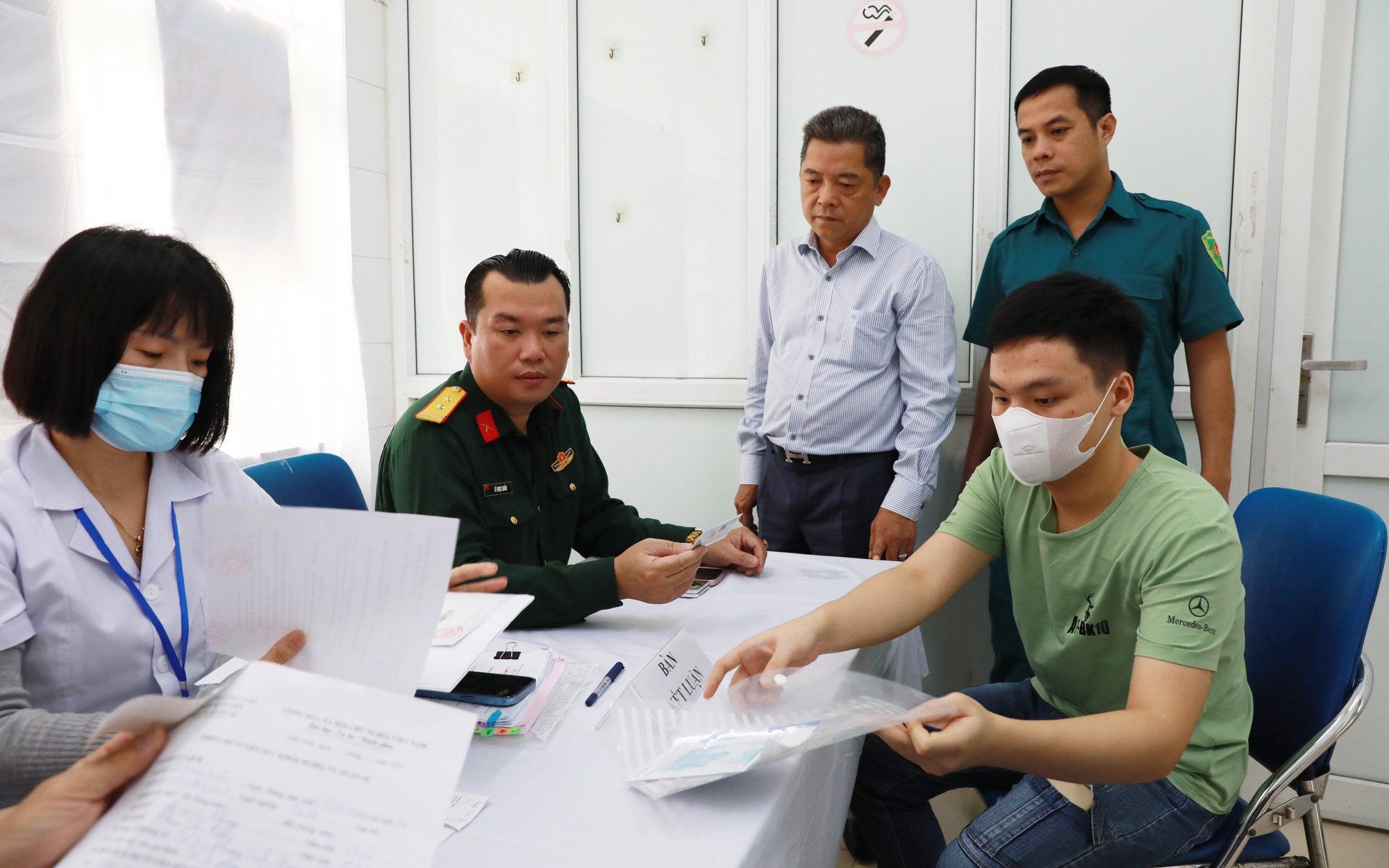 Lãnh đạo phường Lĩnh Nam kiểm tra công tác khám sơ tuyển sáng 8/11