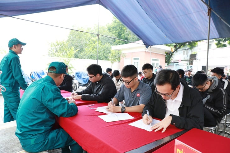 Phường Lĩnh Nam khám sơ tuyển nghĩa vụ quân sự năm 2026: Nghiêm túc, chặt chẽ, đúng quy trình- Ảnh 1.