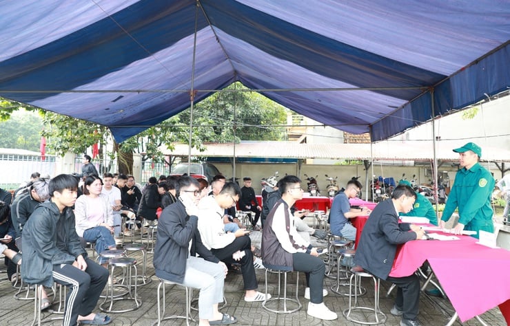 Phường Lĩnh Nam khám sơ tuyển nghĩa vụ quân sự năm 2026: Nghiêm túc, chặt chẽ, đúng quy trình- Ảnh 2.