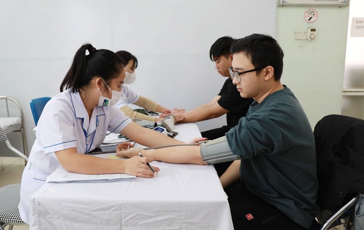 Phường Lĩnh Nam khám sơ tuyển nghĩa vụ quân sự năm 2026: Nghiêm túc, chặt chẽ, đúng quy trình- Ảnh 4.