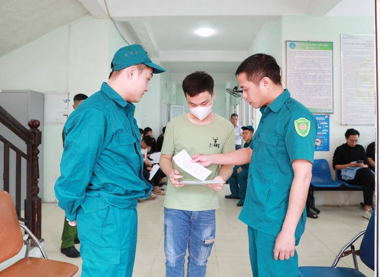 Phường Lĩnh Nam khám sơ tuyển nghĩa vụ quân sự năm 2026: Nghiêm túc, chặt chẽ, đúng quy trình- Ảnh 6.