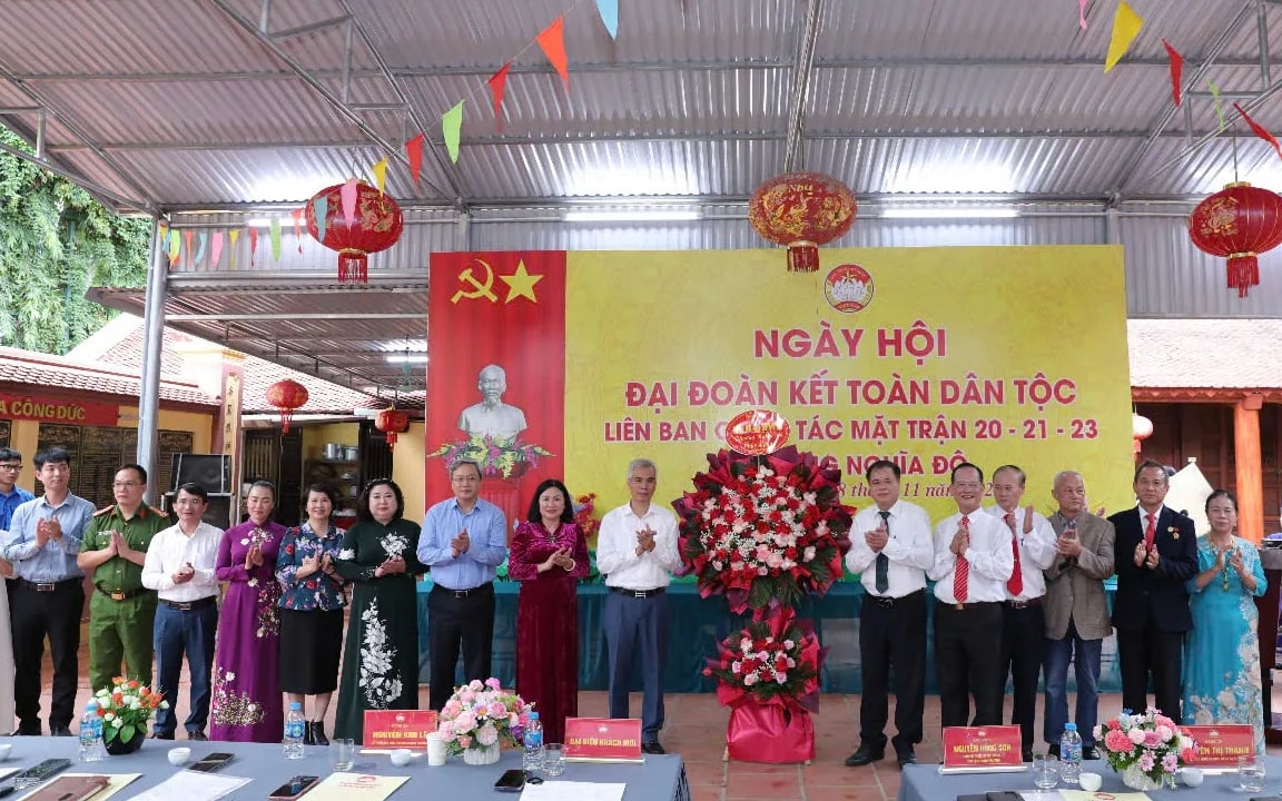 Lãnh đạo phường Nghĩa Đô tặng hoa chức mừng lãnh đạo khu dân cư