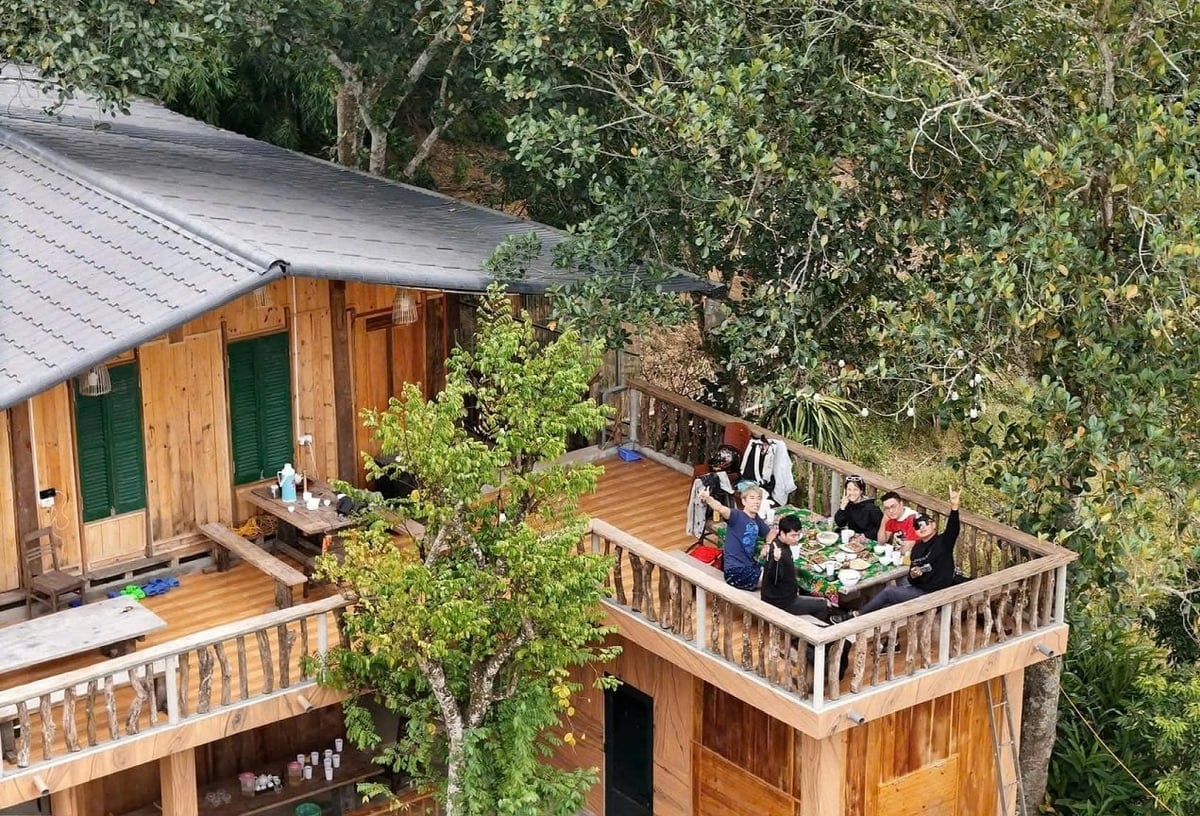 Du khách thích thú khi trải nghiệm tại homestay Yến Nhi. Ảnh: Hoàng Chĩnh.