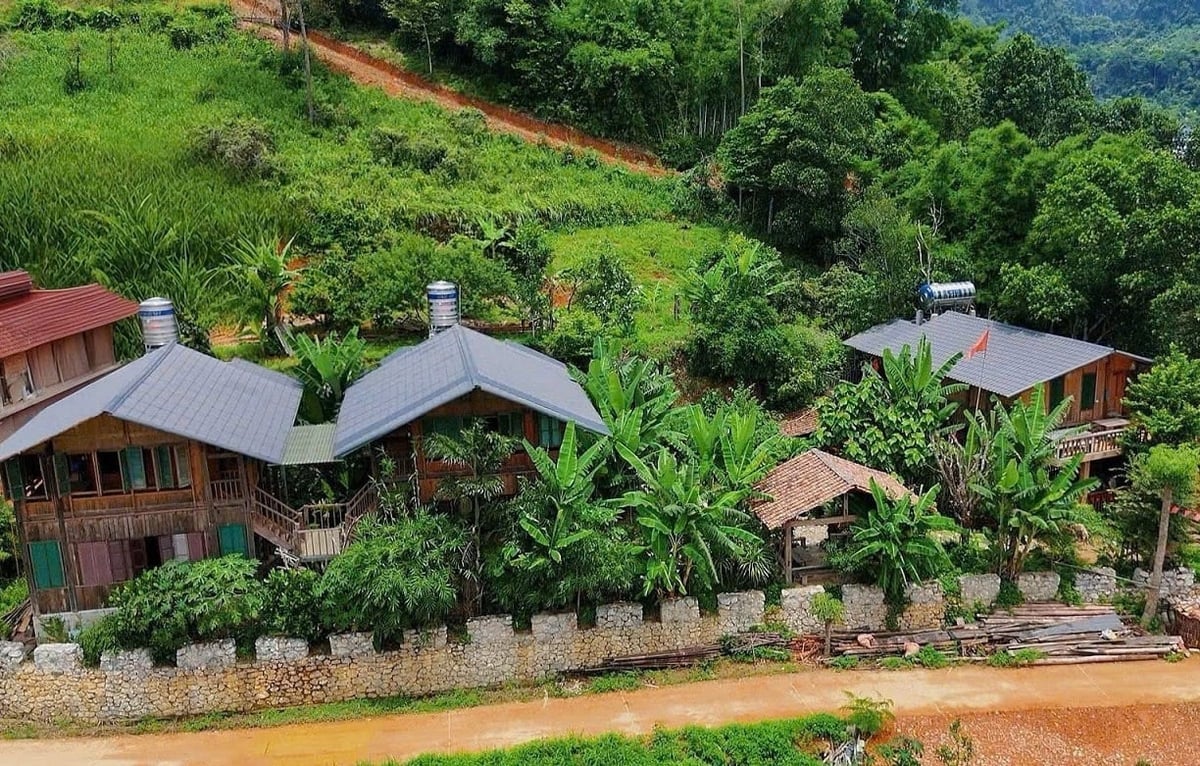 Từ nhà sàn, ông Chĩnh đã đầu tư, nâng cấp thành homestay thu hút du khách đến trải nghiệm. Ảnh: Hoàng Chĩnh. 