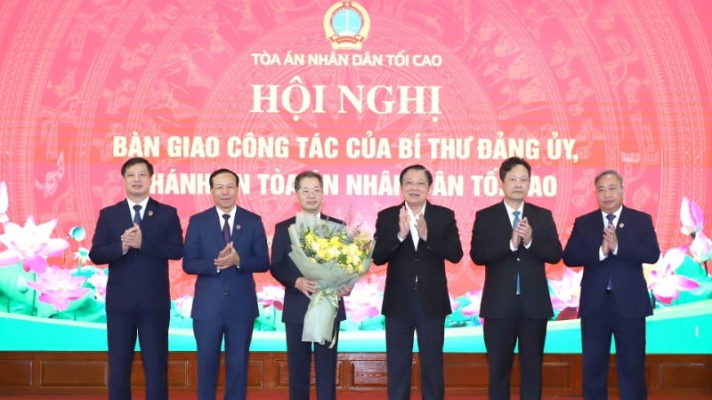 Ο σύντροφος Phan Dinh Trac έδωσε λουλούδια για να συγχαρεί τον Πρόεδρο του Ανώτατου Λαϊκού Δικαστηρίου Nguyen Van Quang.