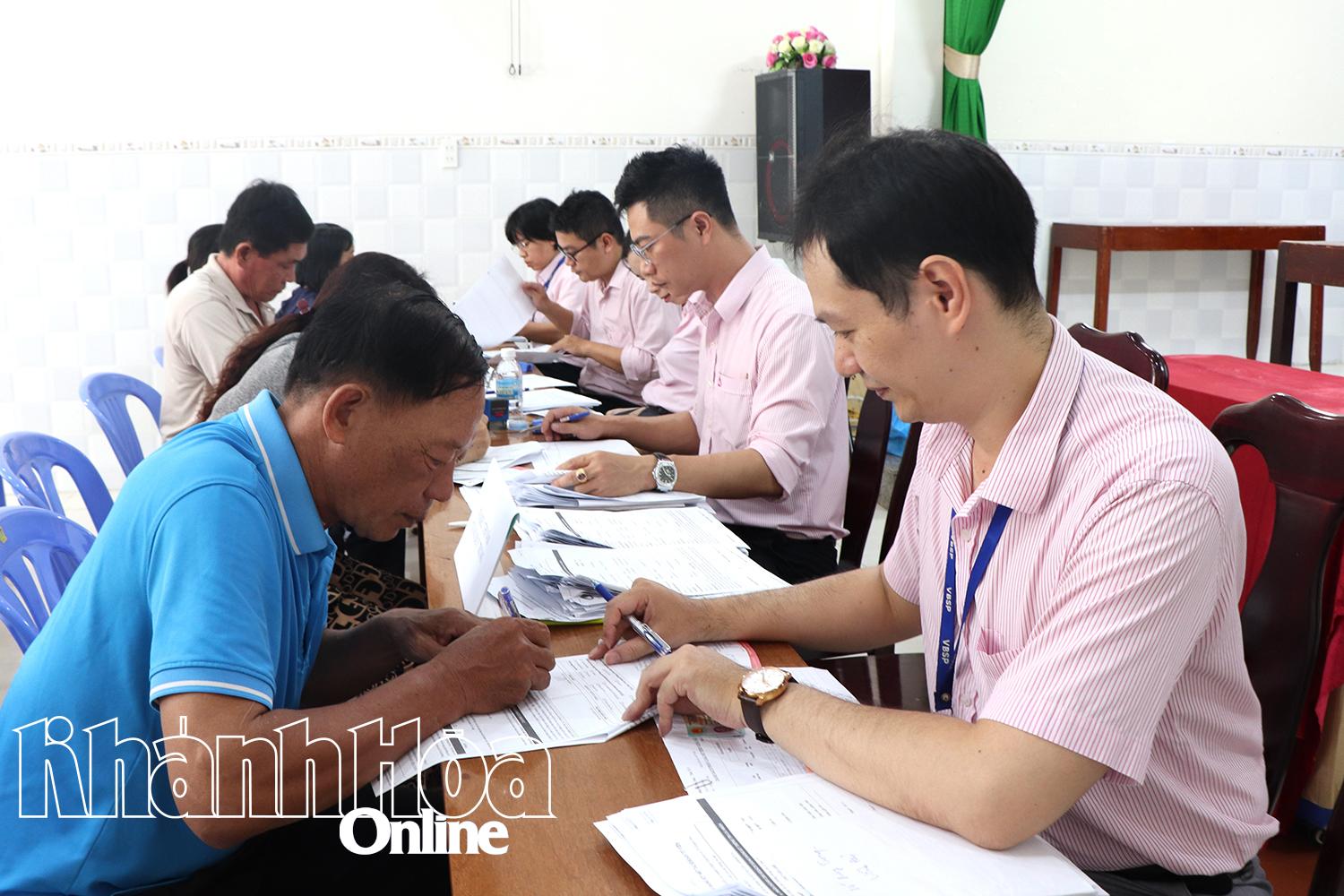 Ngân hàng Chính sách xã hội tỉnh đối chiếu, phân loại nợ tại phường Bắc Nha Trang.