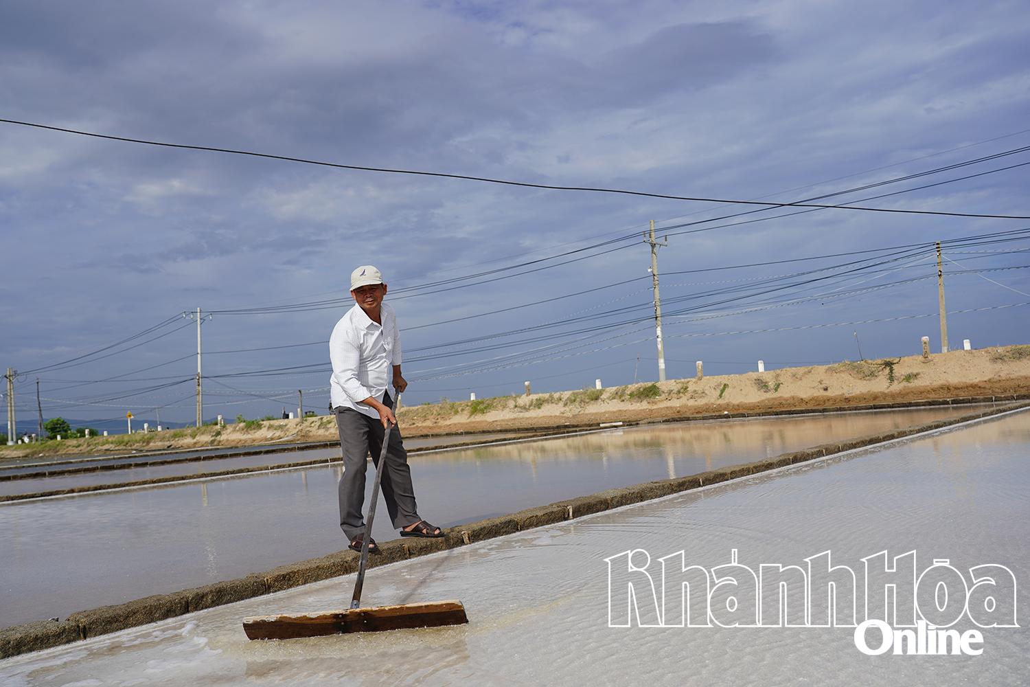 អតីតយុទ្ធជន Bui Hoa (ឃុំ Ninh Hai) ជាមួយគំរូធ្វើអំបិល ដែលនាំមកនូវប្រាក់ចំណូលខ្ពស់។