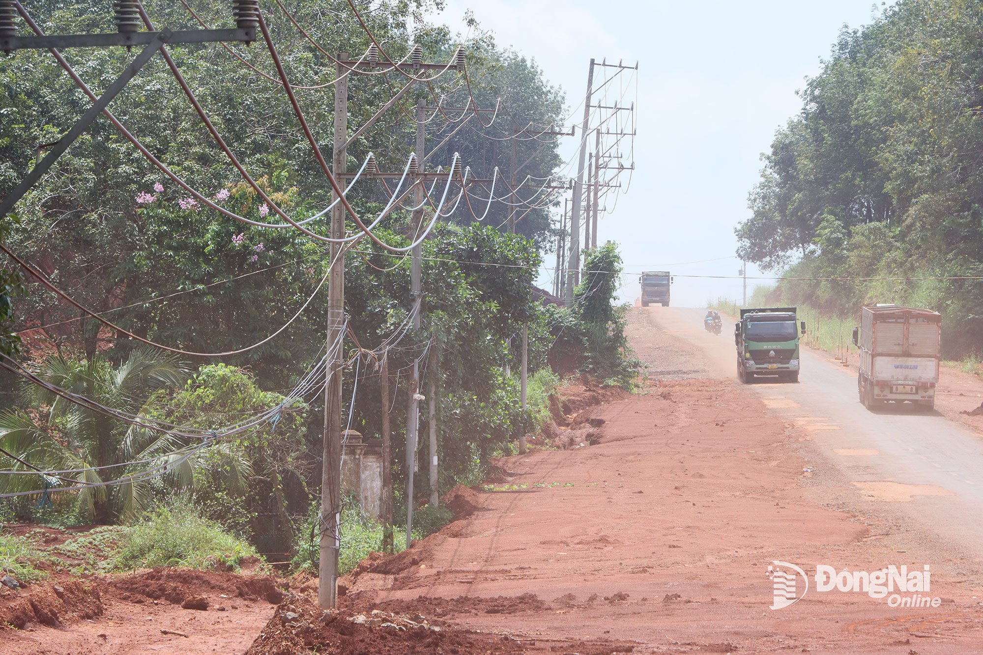 ក្រុមហ៊ុនអគ្គិសនីដុងណៃ បានឲ្យដឹងថា អ្នកវិនិយោគមិនទាន់បានប្រគល់ការដ្ឋានស្អាត ដើម្បីអាចរៀបចំការសាងសង់ និងផ្លាស់ប្តូរទីតាំងបណ្តាញអគ្គិសនី។ រូបថត៖ Xuan Tuc 