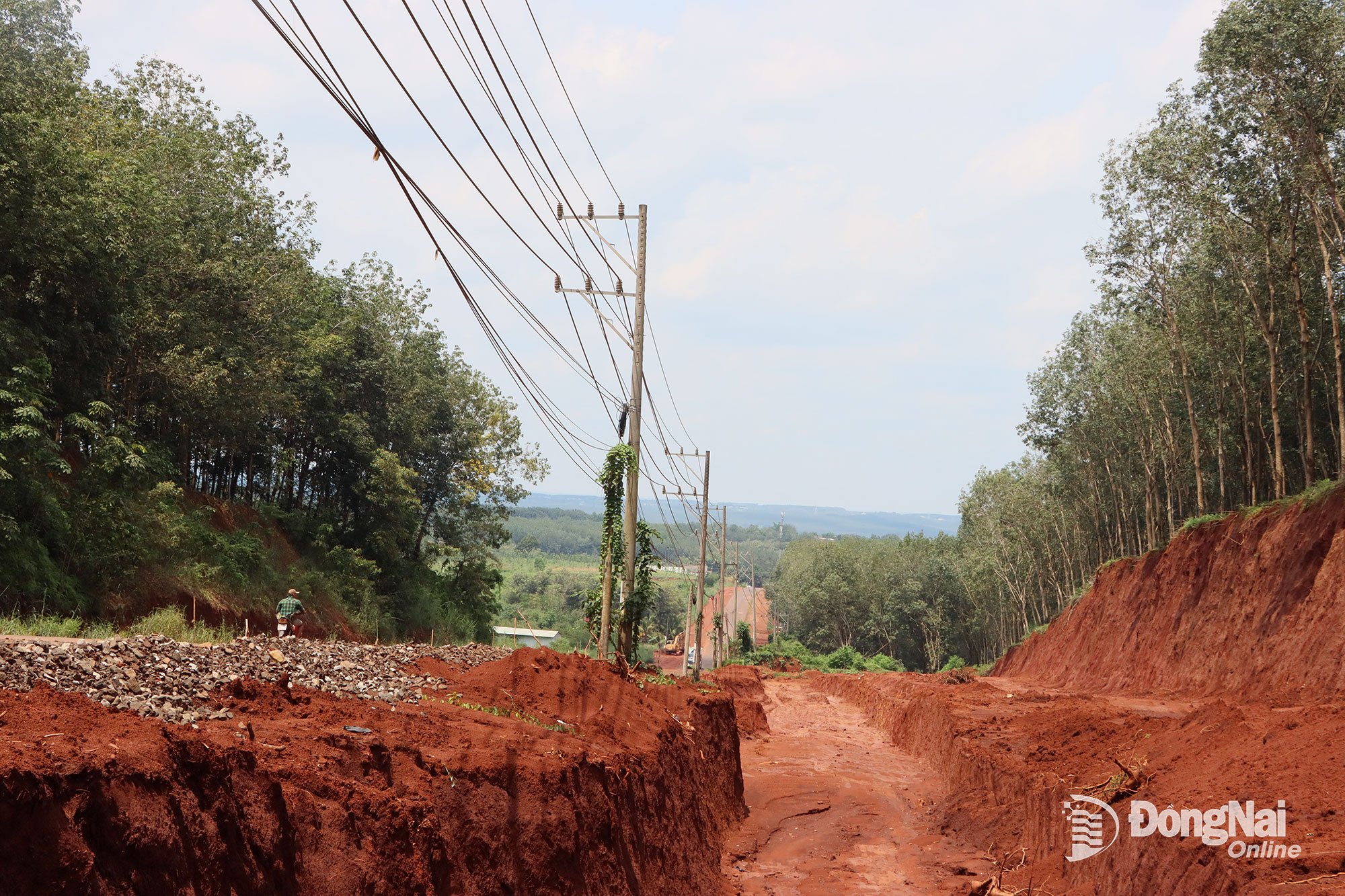 ក្រុមហ៊ុនអគ្គិសនី ដុងណៃ បានស្នើសុំអង្គភាពសាងសង់ ពង្រឹងបង្គោលភ្លើង ដើម្បីការពារការរអិលបាក់ដី នៅពេលដំឡើងកម្រិត និងពង្រីកផ្លូវ DT.753 ដើម្បីធានាការផ្គត់ផ្គង់អគ្គិសនីប្រកបដោយសុវត្ថិភាព និងស្ថិរភាពសម្រាប់ប្រជាពលរដ្ឋ និងអាជីវកម្ម។ រូបថត៖ Xuan Tuc 