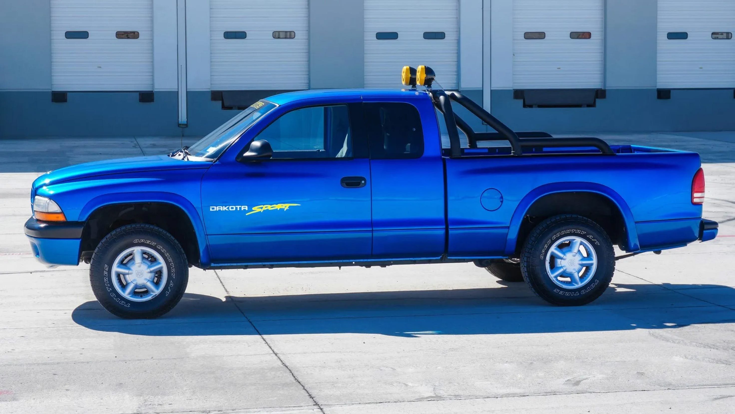 ផ្នែកខាងឆ្វេង កាប៊ីនពង្រីក និងរ៉ាកែតកីឡាបានម៉ោននៅលើប្រម៉ោយ។