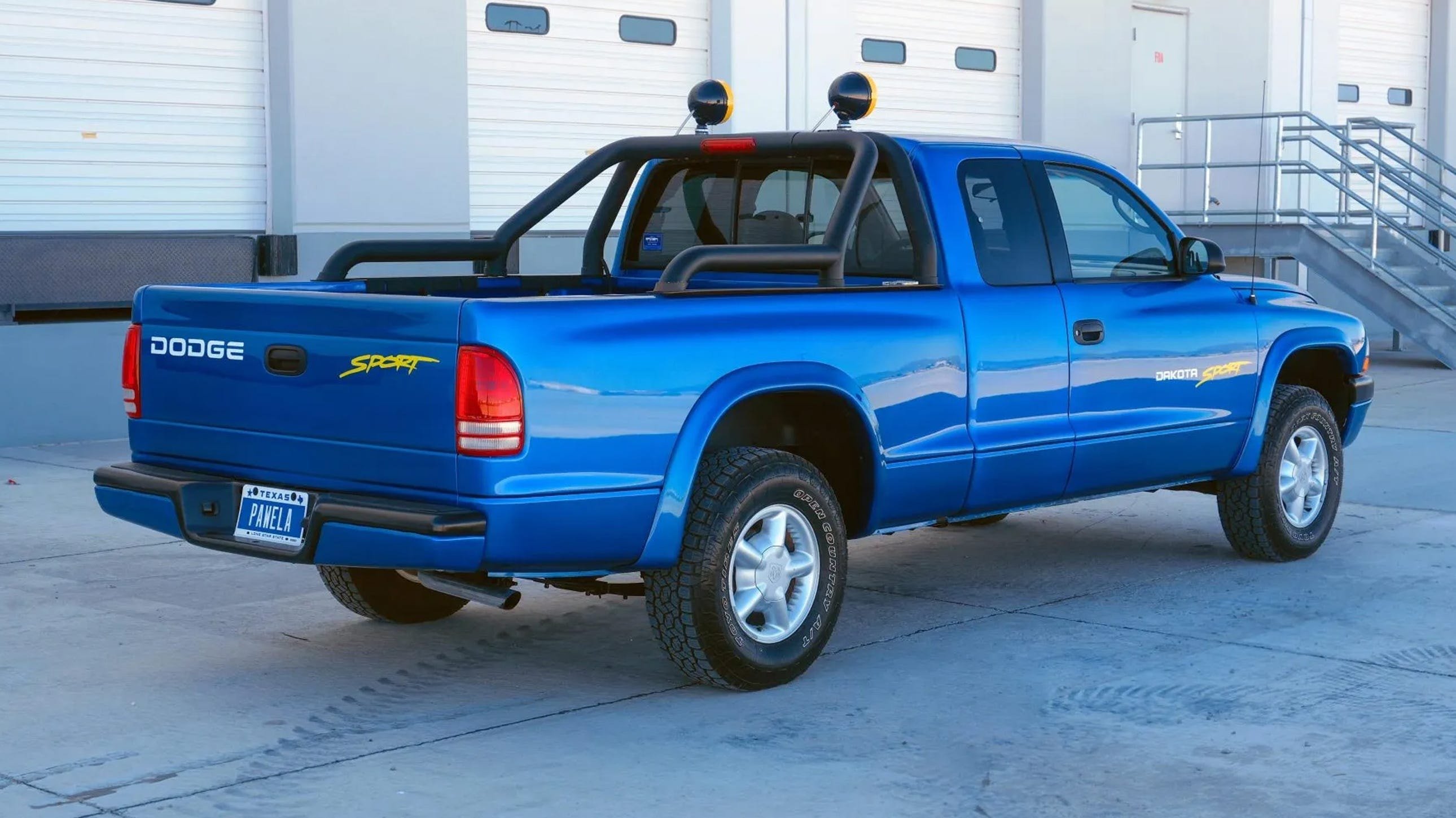 ជ្រុងខាងក្រោយខាងស្តាំ រថយន្តចតនៅជិតកន្លែងចតរថយន្ត។